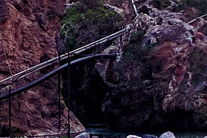 Πραγματικά μια απαράδεκτη εικόνα μέσα στο Κουρταλιώτικο Φαράγγι! Σε ένα από τα πιο επισκέψιμα κι όμορφα αξιοθέατα της Κρήτης έστησαν αυτό το έκτρωμα με τεράστιες σωλήνες εν μέσω χειμώνα.