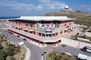 Τελικά σε δύο κλειστά γυμναστήρια του Ηρακλείου θα εμπεριέχονται οι λέξεις “Νέα Αλικαρνασσός”! Το κλειστό που βρίσκεται δίπλα στις φυλακές Αλικαρνασσού, προς βορρά, ονομάζεται κλειστό γυμναστήριο Νέας Αλικαρνασσού “Μελίνα Μερκούρη” και τώρα το Δημοτικό Συμβούλιο αποφάσισε να ονομαστεί το κλειστό στα “Δύο Αοράκια”, κλειστό “Γυμναστήριο Νέας Αλικαρνασσού”.