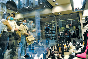 Μέσω… Τεμπών επιχειρούν να περάσουν 24ωρη λειτουργία των εμπορικών επιχειρήσεων