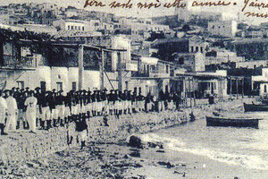 ΦΩΤΟΗΜΕΡΑΣ: Γάλλοι στρατιώτες στην προκυμαία της Σητείας το 1906 (φωτογραφία Μπεχαεδδίν).