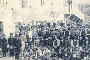 ΦΩΤΟΗΜΕΡΑΣ: Μαθητές στη Σητεία το 1906 (φωτογραφία Μπεχαεδδίν).