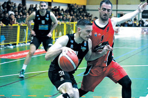 Ο Ραζής σε φάση από το χθεσινό παιχνίδι της Αναγέννησης με τον Προφύρα