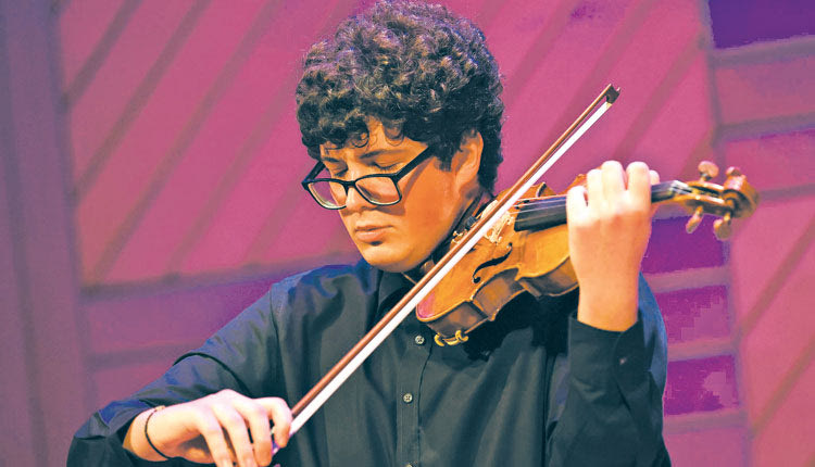 Ο 18ΧΡΟΝΟΣ ΕΞΑΙΡΕΤΙΚΟΣ ΒΙΟΛΙΣΤΑΣ ΓΙΑΝΝΗΣ ΜΑΓΕΙΡΟΠΟΥΛΟΣ ΜΙΛΑ ΣΤΗΝ «Π» ΜΕ ΑΦΟΡΜΗ ΤΗ ΣΥΝΑΥΛΙΑ ΤΟΥ ΣΤΟ ΠΣΚΗ
«Θέλω να φέρω κοντά τον κόσμο της 
πόλης μας με την κλασική μουσική»
