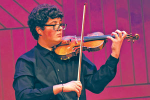 Ο 18ΧΡΟΝΟΣ ΕΞΑΙΡΕΤΙΚΟΣ ΒΙΟΛΙΣΤΑΣ ΓΙΑΝΝΗΣ ΜΑΓΕΙΡΟΠΟΥΛΟΣ ΜΙΛΑ ΣΤΗΝ «Π» ΜΕ ΑΦΟΡΜΗ ΤΗ ΣΥΝΑΥΛΙΑ ΤΟΥ ΣΤΟ ΠΣΚΗ «Θέλω να φέρω κοντά τον κόσμο της πόλης μας με την κλασική μουσική»