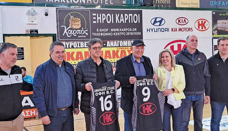 Συνεχίζοντας τις τιμητικές βραβεύσεις σε παλαίμαχους αθλητές που έχουν φορέσει τη φανέλα του πολλά χρόνια πριν, ο ΟΦΗ βράβευσε στο ημίχρονο του αγώνα με τον Δούκα, τον Κώστα Σουγιά και τον Στέλιο Λιναρδάκη.