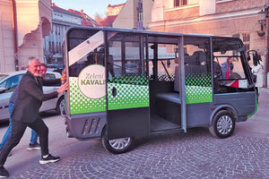 Ηλεκτροκίνητα λεωφορεία για τη μεταφορά των ΑμεΑ στους πεζόδρομους είχε τη δυνατότητα να δει από κοντά ο αντιδήμαρχος Γ. Αναστασάκης στο πρόσφατο ταξίδι του στην Κροατία και την Σλοβενία