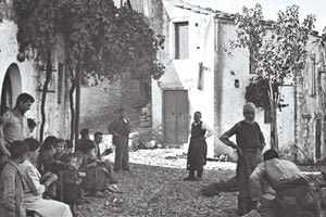 Κάτοικοι του χωριού Ξυδάς τον Οκτώβριο του 1942. (Φωτογραφία Karl Ottahal).
