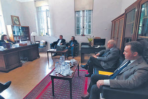 Στη σύσκεψη μετείχαν η πρόερος Πρωτοδικών κα Λινάκη, ο περιφερειάρχης Κρήτης Στ. Αρναουτάκης, ο δήμαρχος Ηρακλείου Β. Λαμπρινός, ο πρόεδρος του ΔΣΗ κ. Ν. Λογοθέτης, ο αντιπρόεδρος του ΔΣΗ κ. Ν. Κουβίδης και ο προϊστάμενος της Υπηρεσίας Νεωτέρων Μνημείων και Τεχνικών Εργων κ. Δ. Στεφανής