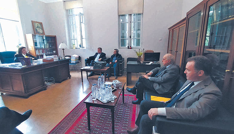 Στη σύσκεψη μετείχαν η πρόερος Πρωτοδικών κα Λινάκη, ο περιφερειάρχης Κρήτης Στ. Αρναουτάκης, ο δήμαρχος Ηρακλείου Β. Λαμπρινός, ο πρόεδρος του ΔΣΗ κ. Ν. Λογοθέτης, ο αντιπρόεδρος του ΔΣΗ κ. Ν. Κουβίδης και ο προϊστάμενος της Υπηρεσίας Νεωτέρων Μνημείων και Τεχνικών Εργων κ. Δ. Στεφανής