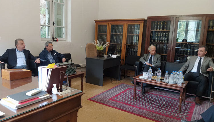 Στη σύσκεψη μετείχαν η πρόερος Πρωτοδικών κα Λινάκη, 
ο περιφερειάρχης Κρήτης Στ. Αρναουτάκης, ο δήμαρχος 
Ηρακλείου Β. Λαμπρινός, ο πρόεδρος του ΔΣΗ κ. Ν. Λογοθέτης, 
ο αντιπρόεδρος του ΔΣΗ κ. Ν. Κουβίδης και ο προϊστάμενος της 
Υπηρεσίας Νεωτέρων Μνημείων και Τεχνικών Εργων κ. Δ. Στεφανής 