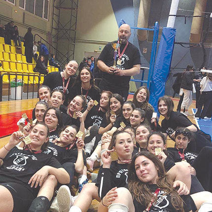 Η ομάδα γυναικών βόλεϊ του ΟΦΗ που για δεύτερη χρονιά πήρε τον τίτλο