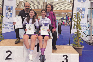 Οι αθλήτριες του Άθλου με τους προπονητές τους