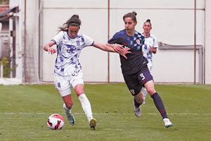 Η Πατερνά του ΟΦΗ (αριστερά) στο χθεσινό ματς