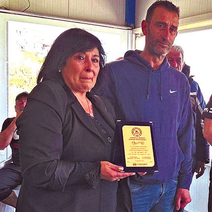   Η σύζυγος του Πρωτογεράκη   πήρε την τιμητική πλακέτα