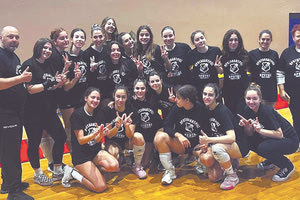 Η ομάδα γυναικών βόλεϊ του ΟΦΗ που για δεύτερη χρονιά πήρε τον τίτλο