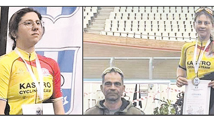   Ο προπονητής του Κάστρο με τις αθλήτριες του συλλόγου;