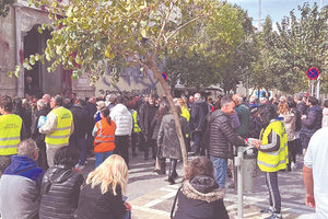 ΤΡΙΓΜΟΙ ΓΙΑ ΤΟ ΘΕΜΑ ΤΩΝ ΣΥΜΒΑΣΙΟΥΧΩΝ Καθαριότητα: Στα... κάγκελα το Σωματείο Εργαζομένων για τους χειρισμούς της Λότζια