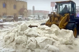 …Πάντως μια μοναδική εμπειρία έζησαν οι κάτοικοι της πόλης Αλ Μπάχα, στη νοτιοδυτική Σαουδική Αραβία, η οποία επλήγη από σφοδρή χαλαζόπτωση. Το χαλάζι κάλυψε οδικούς άξονες και προκάλεσε σοβαρά προβλήματα στην κυκλοφορία, με τις τοπικές Αρχές να κλείνουν τα σχολεία για την ασφάλεια των μαθητών. Η κακοκαιρία έφερε επίσης καταρρακτώδεις βροχές που προκάλεσαν πλημμυρικά φαινόμενα.
