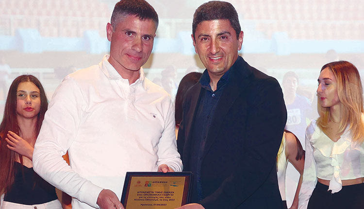  Ο κ. Αυγενάκης βραβεύει αθλητή