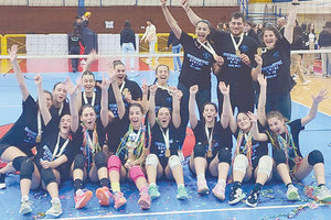 Η ομάδα του Πήγασου πανηγυρίζει τον τίτλο στις κορασίδες