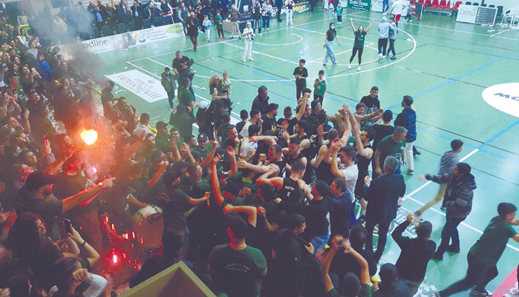   Ένα κουβάρι έγιναν μετά το ματς με τον Πορφύρα οι παίκτες και οι φίλοι της Αναγέννησης