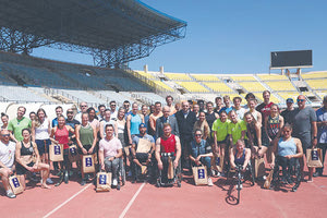 Ο δήμαρχος Ηρακλείου κ. Λαμπρινός με τον αντιδήμαρχο κ. Βαρδαβά και τους αθλητές που προετοιμάζονται στο Παγκρήτιο