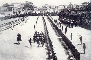 ΦΩΤΟΗΜΕΡΑΣ: Παρέλαση των Βρετανικών στρατευμάτων μπροστά στον Ύπατο Αρμοστή της Κρήτης Γεώργιο, στην πλατεία Τρεις Καμάρες.