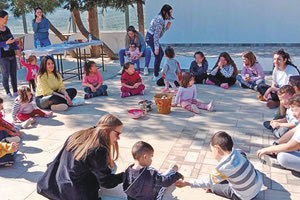 Στα παραδοσιακά ήθη κι έθιμα της Μεγάλης Πέμπτης, αλλά και όχι μόνο μυήθηκαν τα μικρά παιδιά στους Κασσάνους του Δήμου Μινώα Πεδιάδος, μέσα από μια πολύ όμορφη δράση που διοργάνωσε ο νεοσύστατος Πολιτιστικός Σύλλογος της κοινότητας, στον ειδυλλιακό προαύλειο χώρο των εγκαταστάσεών του.