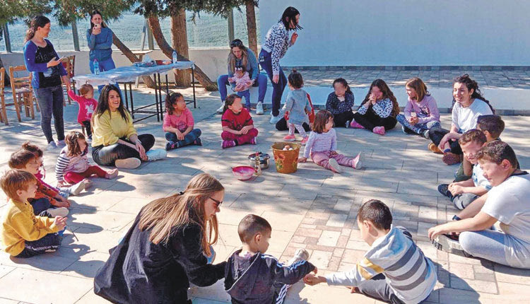 Στα παραδοσιακά ήθη κι έθιμα της Μεγάλης Πέμπτης, αλλά και όχι μόνο μυήθηκαν τα μικρά παιδιά στους Κασσάνους του Δήμου Μινώα Πεδιάδος, μέσα από μια πολύ όμορφη δράση που διοργάνωσε ο νεοσύστατος Πολιτιστικός Σύλλογος της κοινότητας, στον ειδυλλιακό προαύλειο χώρο των εγκαταστάσεών του.