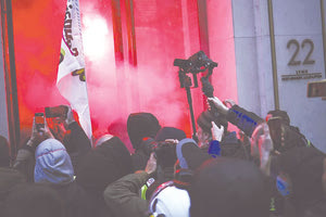 ΓΑΛΛΙΑ: Οι εργαζόμενοι της καθαριότητας μπλόκαραν χθες το κτήριο του Συνταγματικού Συμβουλίου με κάδους σκουπιδιών ως προς ένδειξη διαμαρτυρίας.