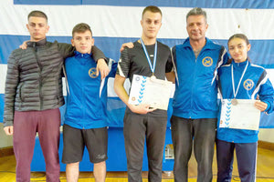 Oι αθλητές του «ΠΑΛ.ΕΥ.Ε.» με τον προπονητή τους κ. Δεσκουλίδη