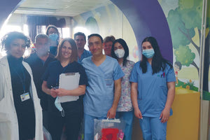 Λαμπάδες και σοκολατένια αυγά στα παιδιά που νοσηλεύονται