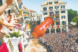 τιμώντας το έθιμο των Μπότηδων, η AEGEAN, όπως κάθε χρόνο, θα διανείμει στους επιβάτες της με προορισμό την Κέρκυρα παραδοσιακά πήλινα κανατάκια.  