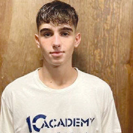 Ιδιαίτερη ήταν η πρεμιέρα του Πανελληνίου πρωταθλήματος μπάσκετ εφήβων για το «Ηράκλειο» ΟΑΑ στη Λάρισα. Όχι μόνο γιατί αντιμετώπισε την περσινή πρωταθλήτρια Ακαδημία ΔΕΚΑ αλλά κυρίως γιατί βρήκε απέναντί του, δύο δικά του παιδιά.

Ο λόγος για τους Λαοκράτη Βασιλάκη (ήταν εκτός 12άδας) και Μάνο Μουτάφη