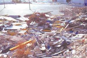 Σχεδόν λεηλατημένο το πρώην κέντρο διασκέδασης