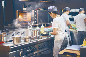 Ούτε οι βελτιωμένοι μισθοί δεν δελεάζουν τους ντόπιους για να εργαστούν στον τουριστικό κλάδο