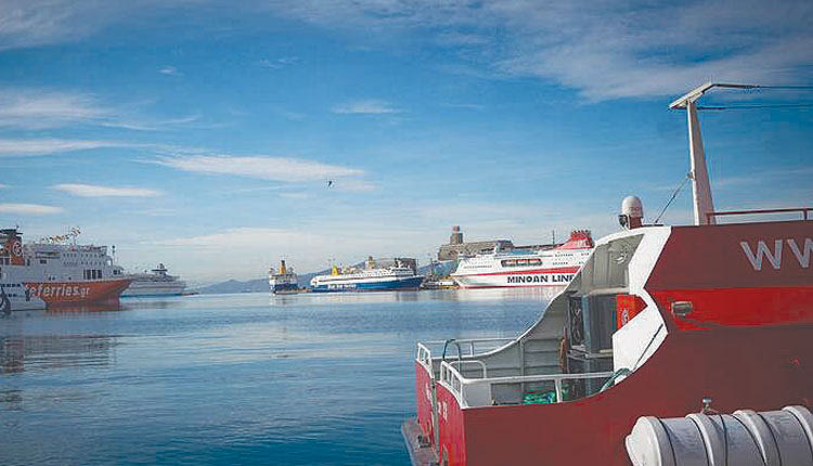 Χιλιάδες ταξίδεψαν με πλοίο