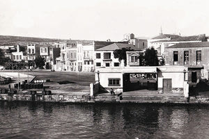 ΦΩΤΟΗΜΕΡΑΣ: Η αποβάθρα στο Ρέθυμνο τη δεκαετία του ‘60. Φωτογραφία e-bay Lisa’s fotography.