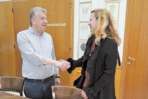 Με μία νέα υπάλληλο ενισχύεται η Δημόσια Υγεία στην Περιφερειακή Ενότητα Λασιθίου. Ο περιφερειάρχης Κρήτης Σταύρος Αρναουτάκης όρκισε την επόπτρια Υγείας Βασιλική Δημητρακοπούλου που αναλαμβάνει καθήκοντα υπαλλήλου στη Διεύθυνση Δημόσιας Υγείας και Κοινωνικής Μέριμνας της Π.Ε. Λασιθίου.