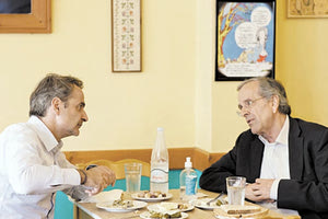 Μια μικρή στάση έκανε ο Κυριάκος Μητσοτάκης στην Καλαμάτα και συνάντησε τον Αντώνη Σαμαρά. Οι δύο πολιτικοί κάθισαν μαζί σε εστιατόριο του ιστορικού κέντρου της Καλαμάτας, που είναι και η εκλογική περιφέρεια του πρώην πρωθυπουργού, συνέφαγαν ελαφριά και τα είπαν.