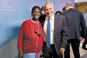 τα βλέμματα τράβηκε η συνάντηση και ο χαλαρός εναγκαλισμός της δημοσιογράφου Ηλέκτρας Βισκαδουράκη και του Μάκη Βορίδη