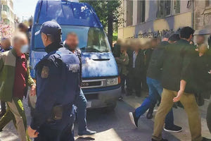 Πλήθος κόσμου συγκεντρώθηκε έξω από τα δικαστήρια