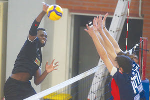 Ο Σικουκου σε φάση από το χθεσινό ματς του ΟΦΗ