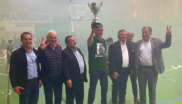 Ο πρόεδρος της Αναγέννησης κ. Μαραγκάκης με το κύπελλο του πρωταθλήματος έχοντας δίπλα του τον δήμαρχο Μινώα Πεδιάδος και βουλευτές