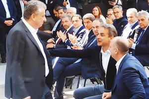 Και χθες το μεσημέρι της Κυριακής που έπεσαν οι υπογραφές για το τμήμα του ΒΟΑΚ που αφορά στη Χερσόνησο-Νεάπολη, τόσο ο κ. Μητσοτάκης όσο και ο κ. Καραγιάννης εξήραν την προσφορά του Στ. Αρναουτάκη στην Κρήτη.