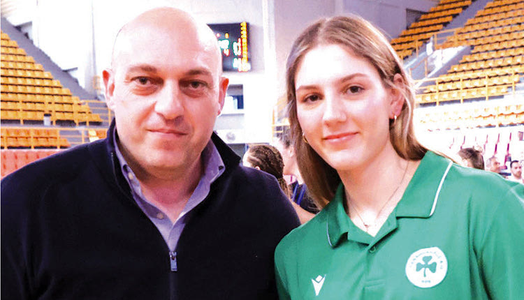 Ο κ. Βαρδαβάς με την Παλάσκα του ΠΑΟ