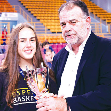 Ο κ. Μαρκάκης έδωσε το κύπελλο της 3ης θέσης στη Στολίγκα των Εσπερίδων