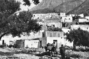 ΦΩΤΟΗΜΕΡΑΣ: Καβούσι, μερκή άποψη του χωριού, 1950's, φωτογράφος Raymond Matton. Από το βιβλίο «Η Κρήτη ανά τους αιώνες», του Raymond Matton