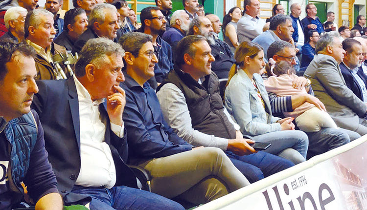 . O υφυπουργός Αθλητισμού κ. Αυγενάκης και ο δήμαρχος Μινώα Πεδιάδος κ. Φραγκάκης παρακολούθησαν μεταξύ άλλων τον θρίαμβο της Αναγέννησης. 