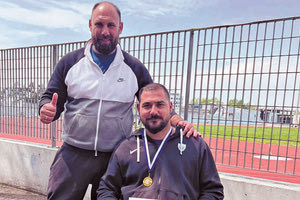 O Στεφανουδάκης με τον προπονητή του στη Θεσσαλονίκη